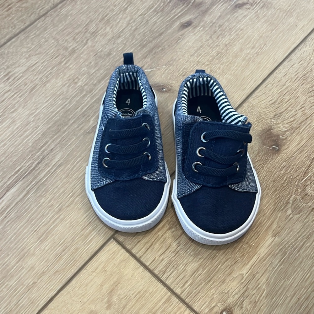 Wonder Nation boys boat shoes, size 4. Like new!